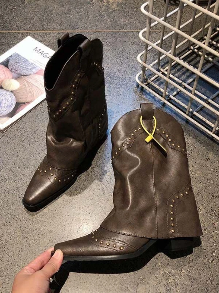 

Женские туфли до середины икры с острым носком и заклепками, кожаные женские полувысокие сапоги на среднем каблуке, осенне-зимние непромокаемые модные ботинки 2025 года