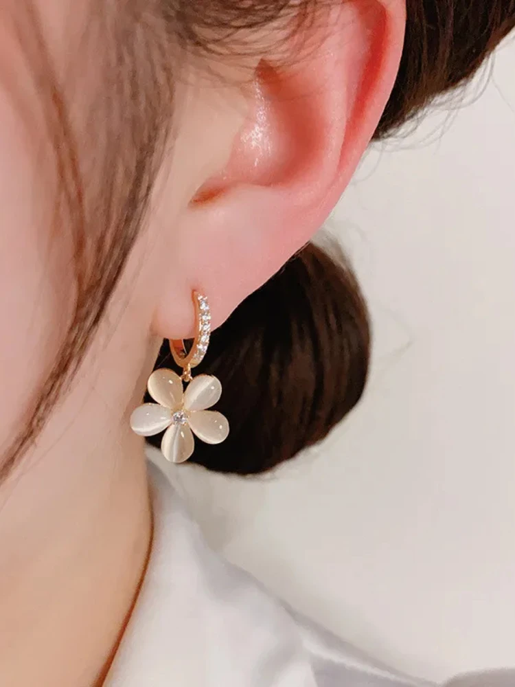 2024 New Luxury White Zircon Flower Drop Earrings for Women Fashion Exquisite Sweet Temperament Girls Jewelry Gift Wholesale