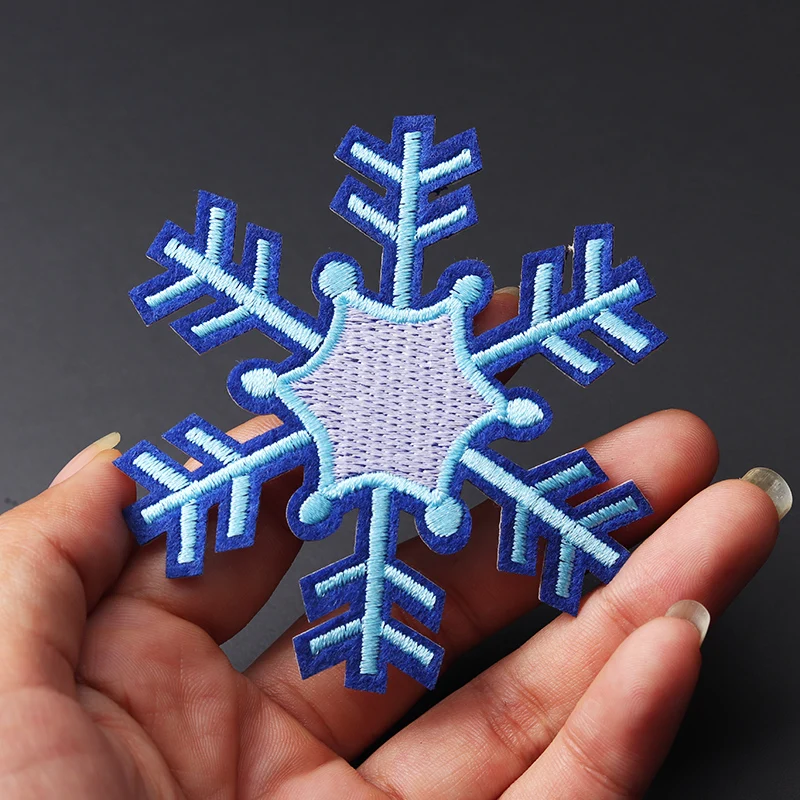 Dimensione fiocco di neve blu: 7.6x7.6cm ferro su tessuto ricamato Applique cucito giacca da motociclista accessori per vestiti