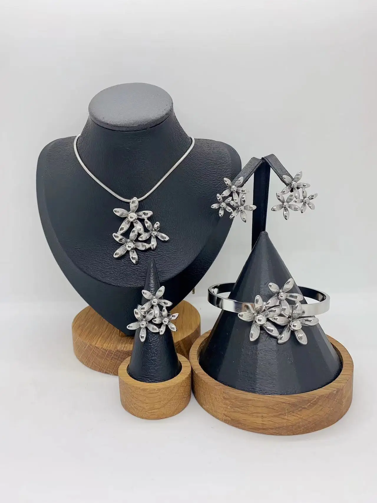 

TITI Women Gold Color Unique Design Jewelry Sets Flower Earrings Necklace Ring And Bangle Set Gift For Party Valentine's Day