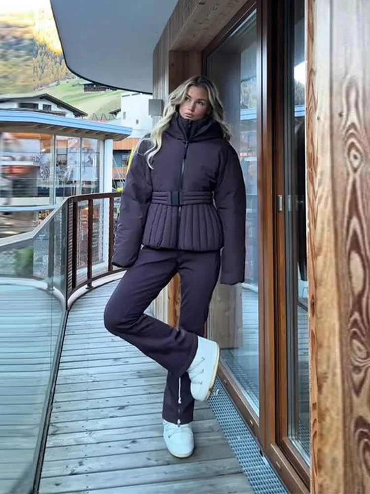 ชุดสกีแบบจั๊มสูทแฟชั่นสำหรับผู้หญิง กันลม แขนกุด ซิป ทรงเข้ารูป รุ่นใหม่ ฤดูใบไม้ร่วง ฤดูหนาว 2025 ชุดสโนว์สูทแบบออลอินวัน