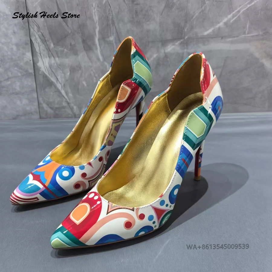 Stijlvolle kleurrijke graffiti-pumps met puntige neus, superhoge dunne hakken, gemengde kleuren, stiletto's, modeshow, runway, kantoorschoenen voor dames