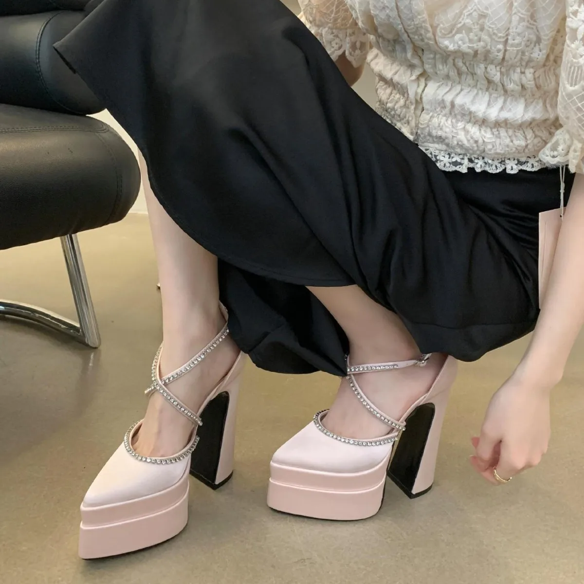 

15cm Spring and Summer 2024 New Fashion Platform Thick Heels Hate Sky High Pointed Satin High Heels Show Women's Single Shoes