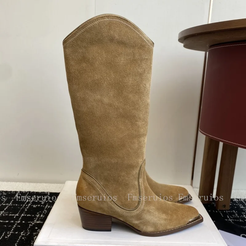 

Ковбойские сапоги в стиле вестерн. Женские сапоги до колена. На массивном каблуке из натуральной кожи с острым носком. Элегантные модные качественные сапоги в лаконичном дизайне.