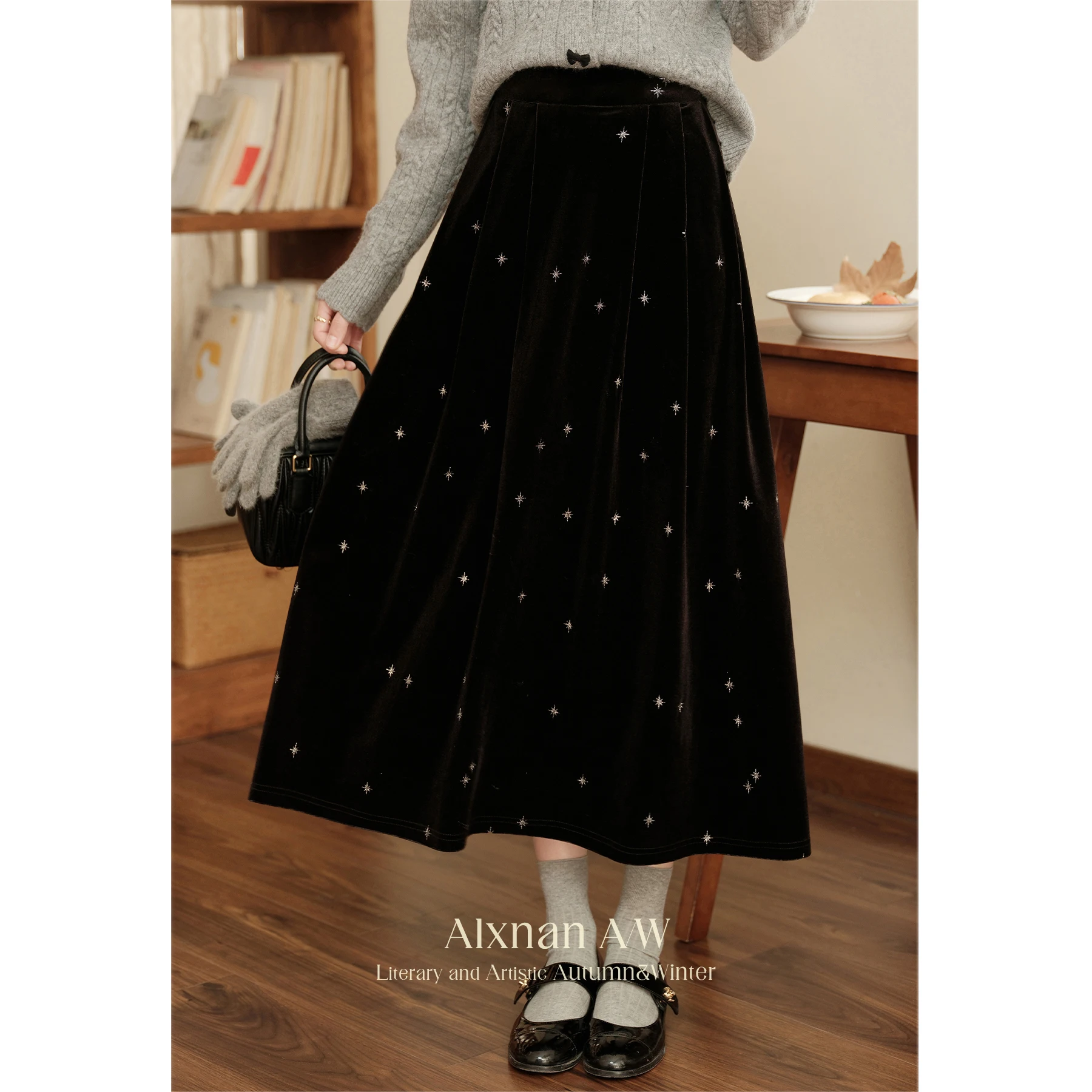 ALXNAN Women's Black Velvet Skirts All-match Elastic Waist Star Dot Pleated Midi Skirt 2024 Autumn Winter Commuter Bottom L51116