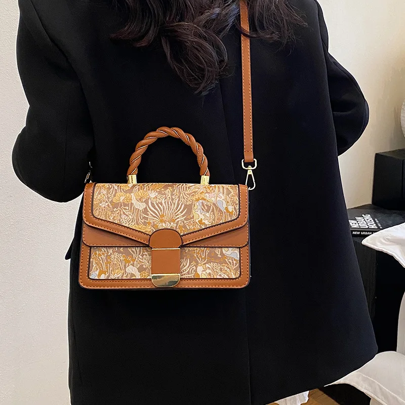 

Квадратная сумка с принтом 2025 года, шикарная женская сумка через плечо, минималистичная сумка-тоут с верхней ручкой, универсальная сумка «день-ночь», текстурированная сумка на ремне