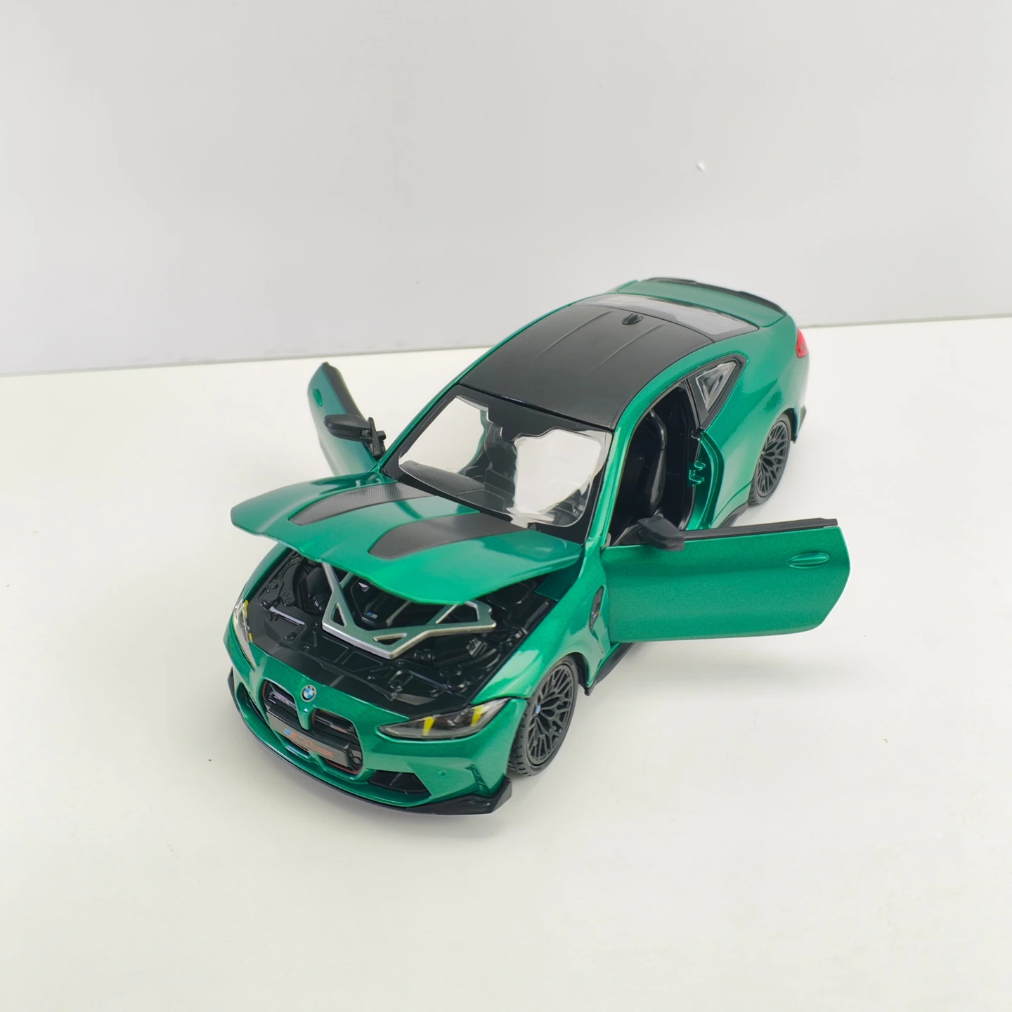 Модель автомобиля Rastar 1:24 BMW M4 CS из сплава, с открывающимися дверями, капотом и багажником, статический декоративный элемент.