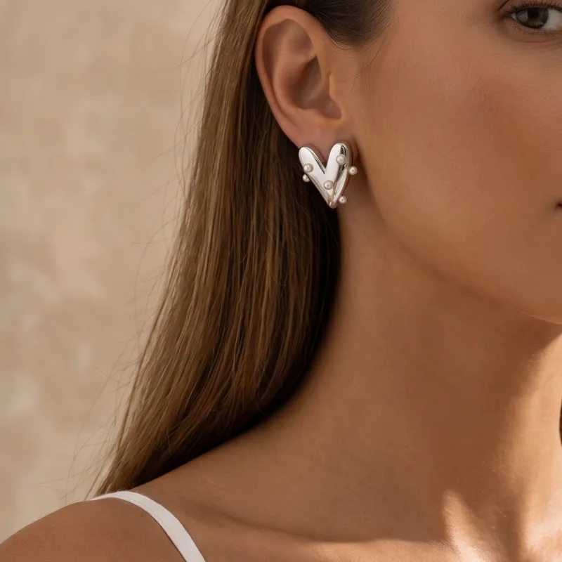 Light Luxury Pearl Heart Stud Earrings for Women Glossy Geometric Ear Studs Bride Wedding Elegant Aesthetic Jewelry New