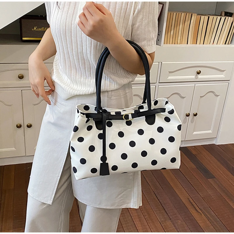 Neue koreanische stilvolle gepunktete Tragetasche, personalisierte lässige Schultertasche mit Gürteldekor, einfache, vielseitige Pendler-Unterarmtasche – Detail 7