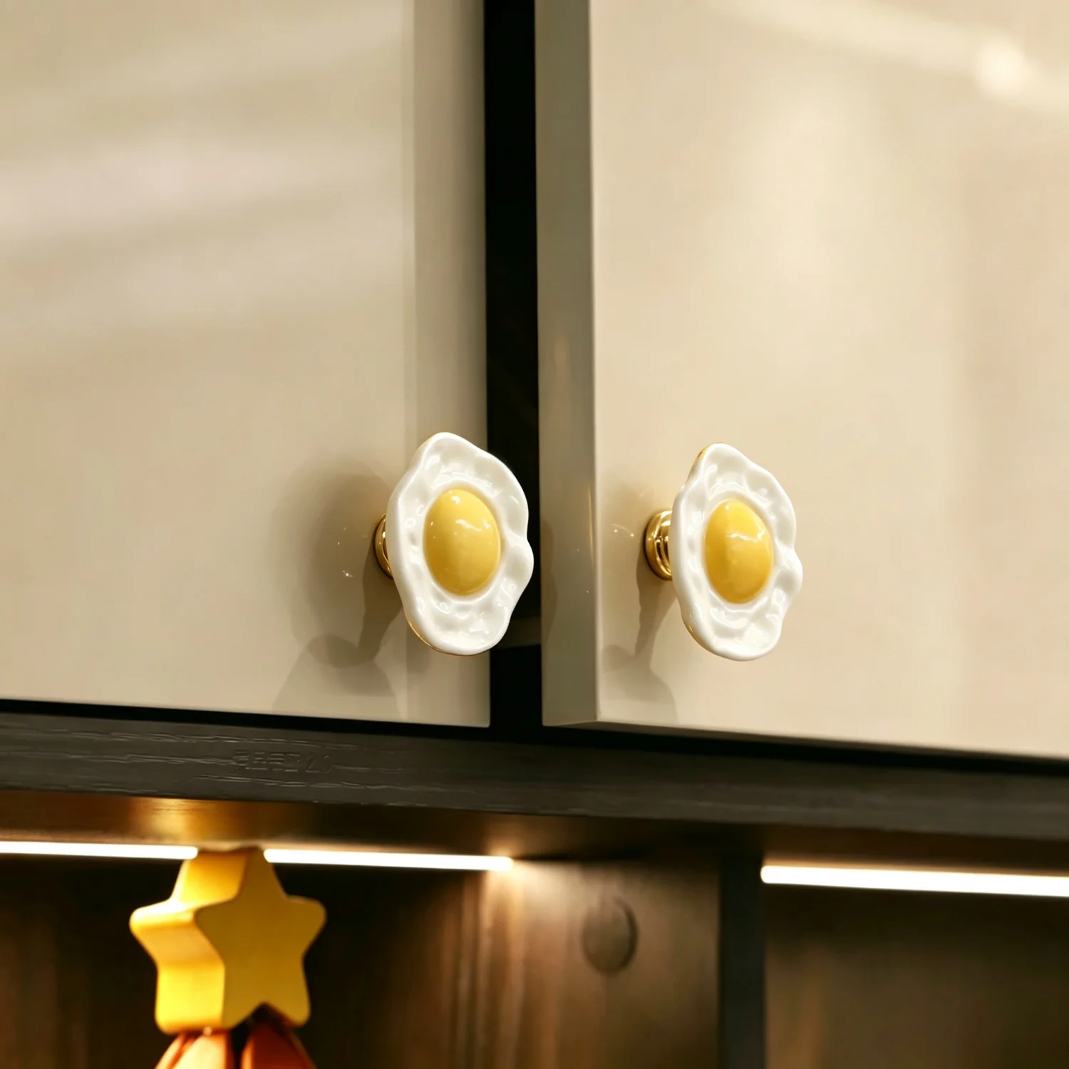 Fried Egg-Shaped Cabinet Pulls, Cute Egg-Shaped Resin Drawer Handles, Perfect for the Kitchen and Living Room, Decorative Small