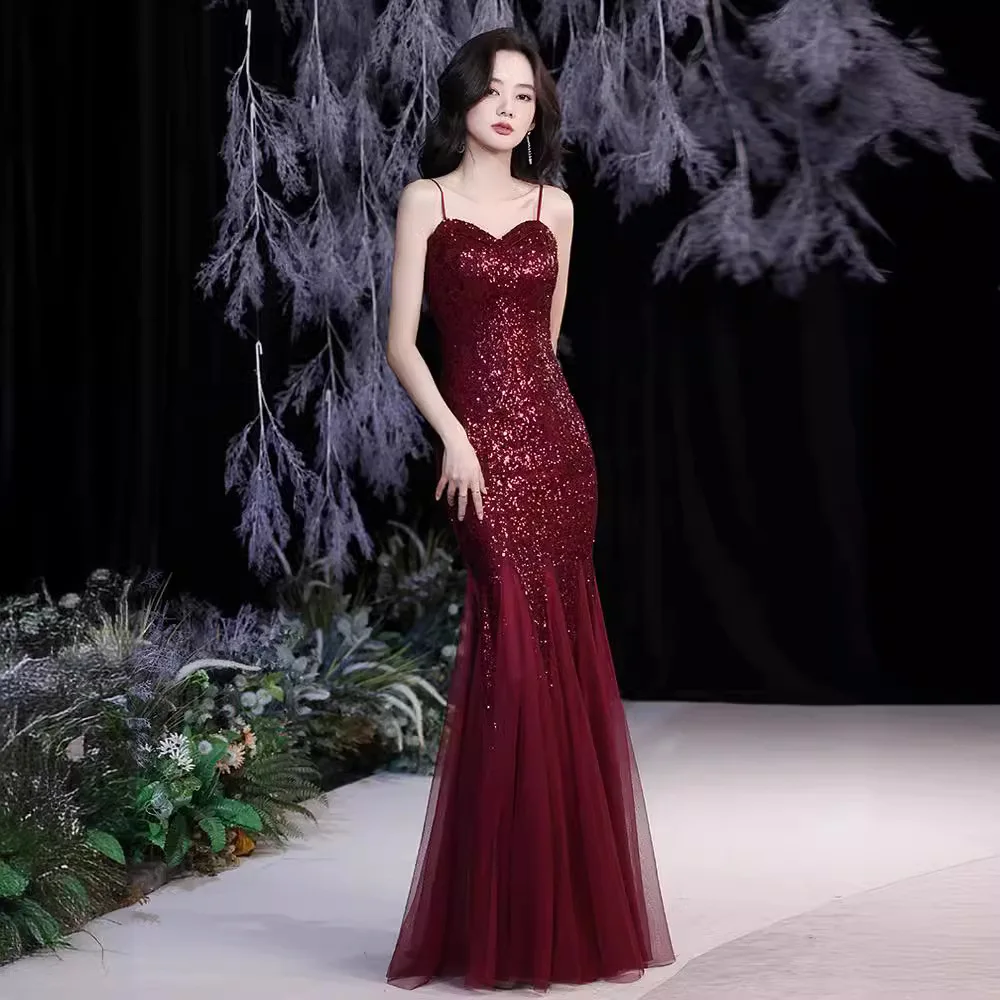 Seksowna, urocza sukienka wieczorowa na ramiączkach spaghetti, z odkrytymi plecami, cekinami i krojem syreny.