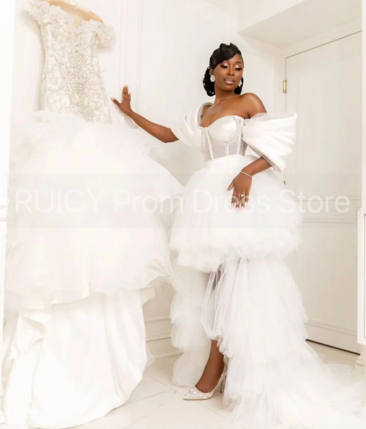 2025 wysokie niskie suknie ślubne frezowanie dekolt w kształcie serca wielowarstwowy tren suknia dla panny młodej na bal dla nowożeńców suknia Vestidos de novia