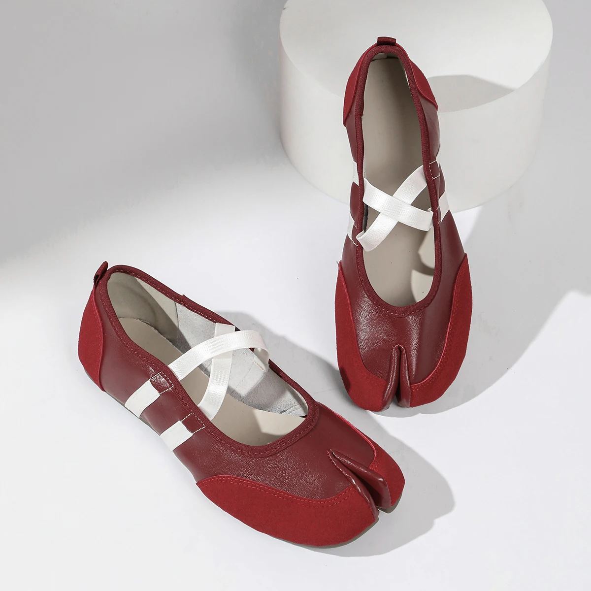 Flache Schuhe mit Kreuzriemen für Damen, lässiges Modedesign, Mary Jane Schuh, Slip-on, geteilte Zehenpartie, Ballett-Trainer, Sommer 2026, elegant, neu – Detail 3