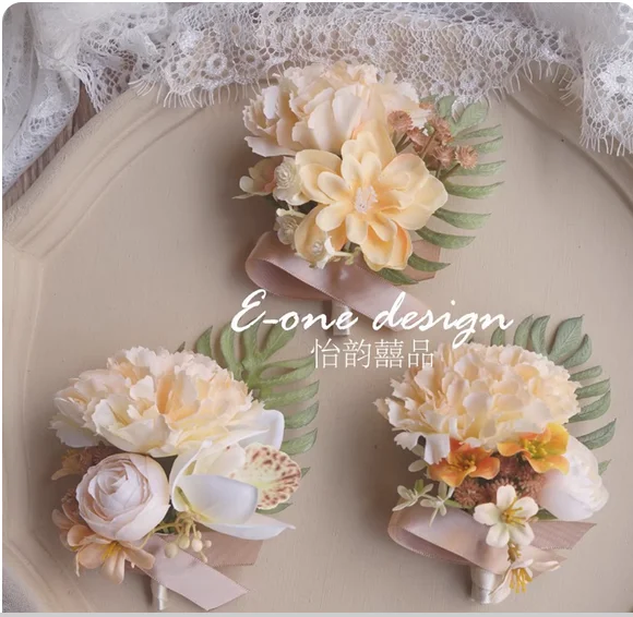 

Шампанское, свадебный корсаж, цветок на запястье, невеста, жених, подружка невесты, жених, родителей, церемония открытия, встреча