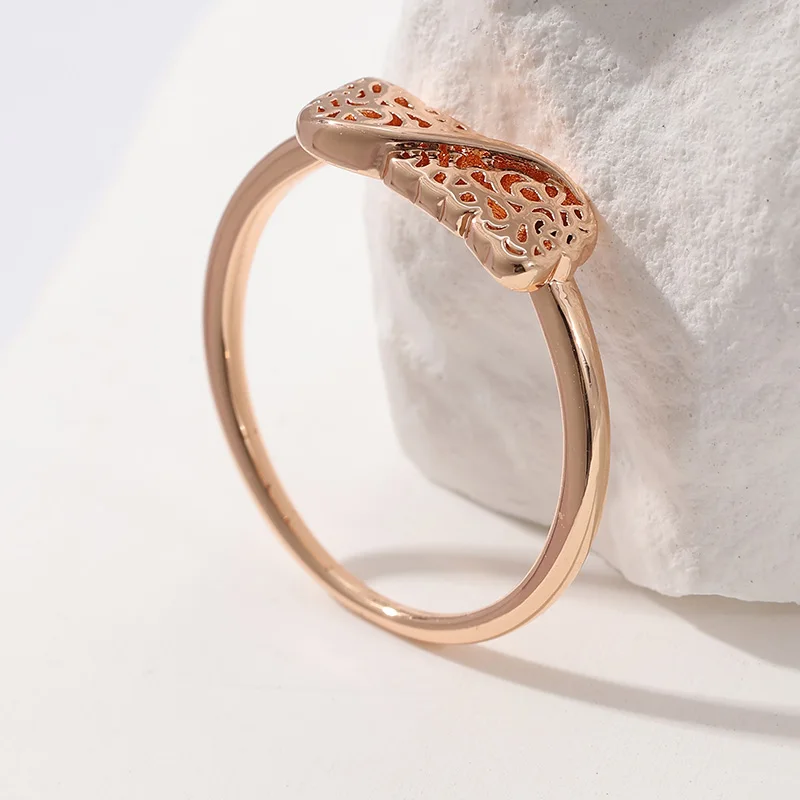 Minimalistischer goldfarbener Metallring mit handgeschnitztem Hohlmuster für Damen, geometrischer Alltags- und Partyschmuck – Detail 4
