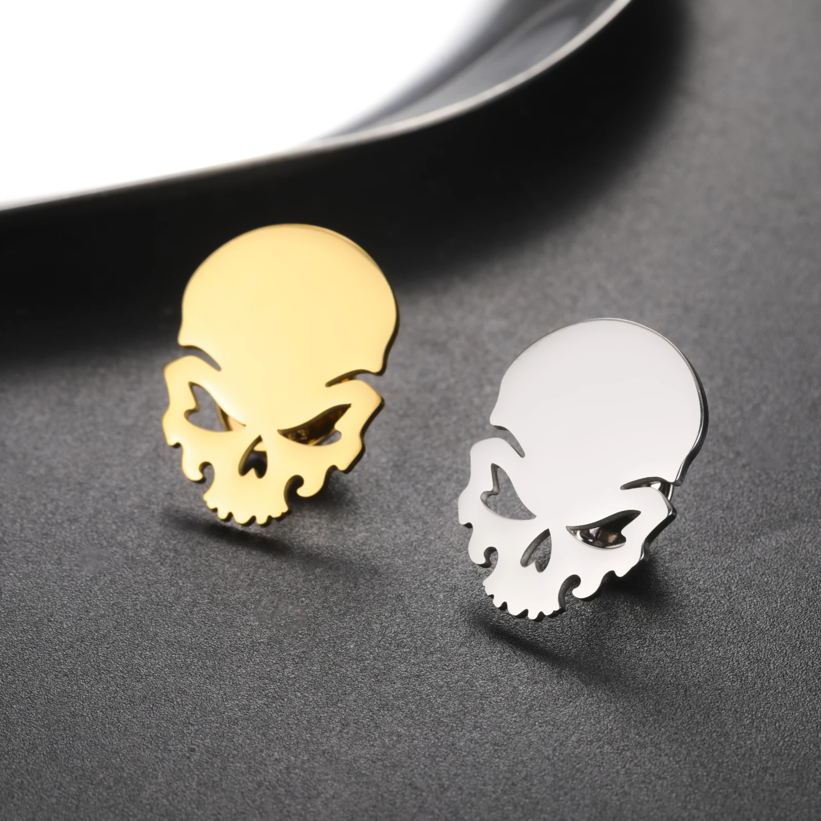 LIKGREAT Gothic Skull Brooch for Women Men Skeleton Pin Badge Stainless Steel Jewely for Halloween Costume Jacket Backpack