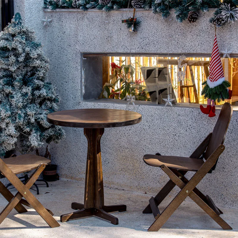 Kleine vierkante salontafel op retro massief houten frame voor woonkamerbalkon