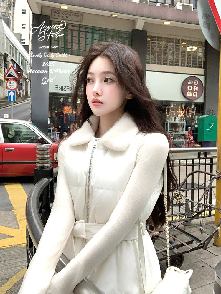 

Женский пуховый жилет белого цвета, с пушистым эффектом, воротником-стойкой, с эффектом утягивания талии, для ношения как верхняя одежда или под другую, повседневный, на молнии.