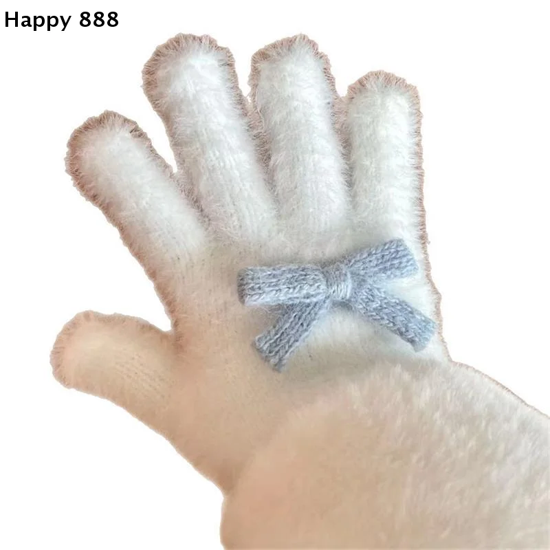 

Теплые, пушистые женские перчатки с бантом — идеальный зимний аксессуар и рождественский подарок