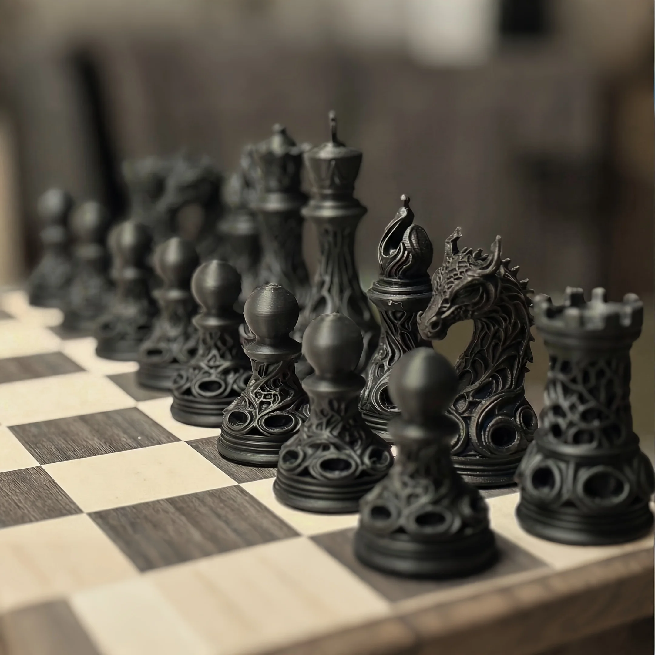 32-teiliges 3D-gedrucktes Schachspiel aus Kunststoff im Gothic Revival-Stil in Schwarz und Weiß | Science-Fiction-Keltisches Webkunst-Drachenmuster