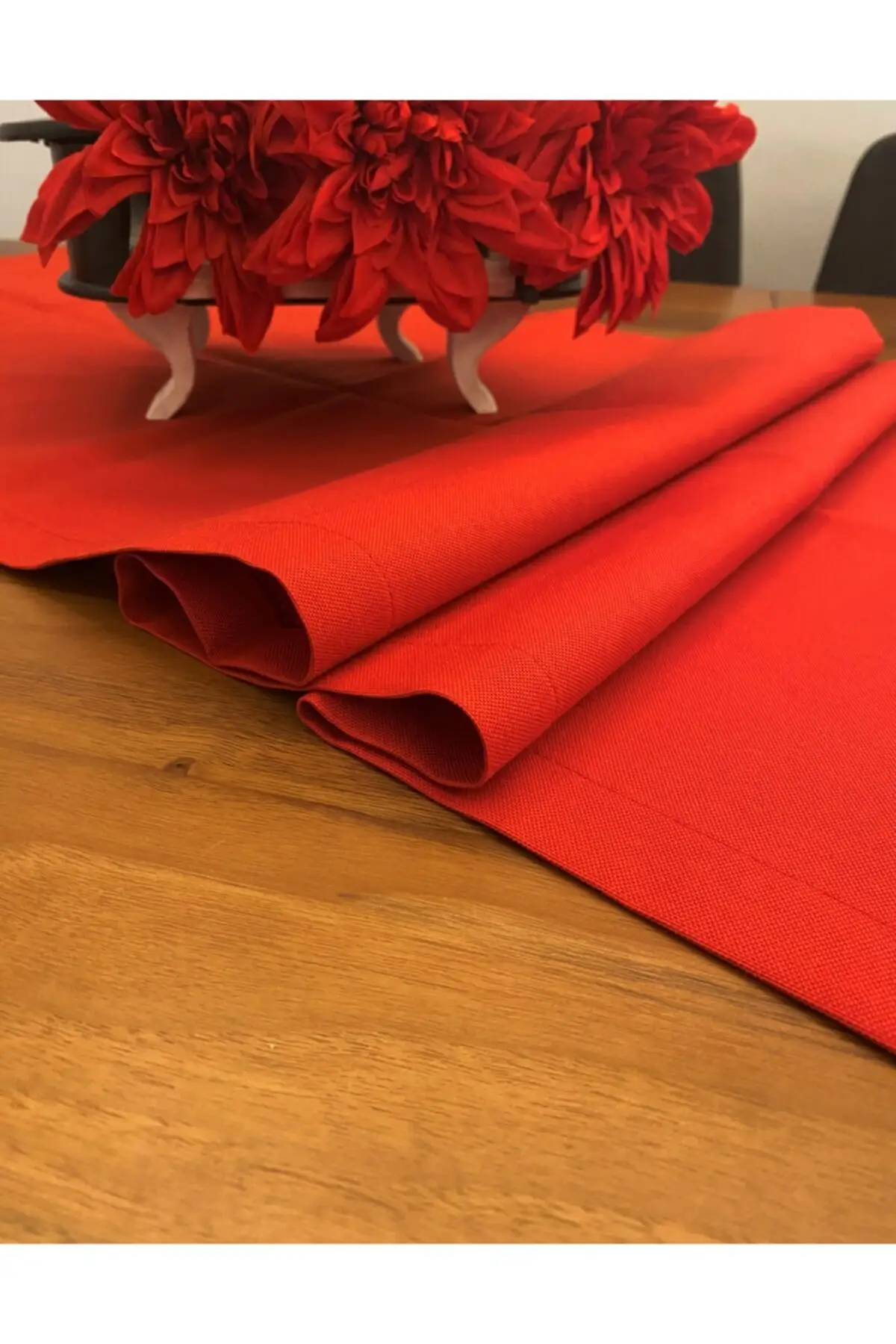 Red Runner And 6 Pieces Red Placemat Table Cloth. Kitchen and Dining Room, Plates, Table Decor