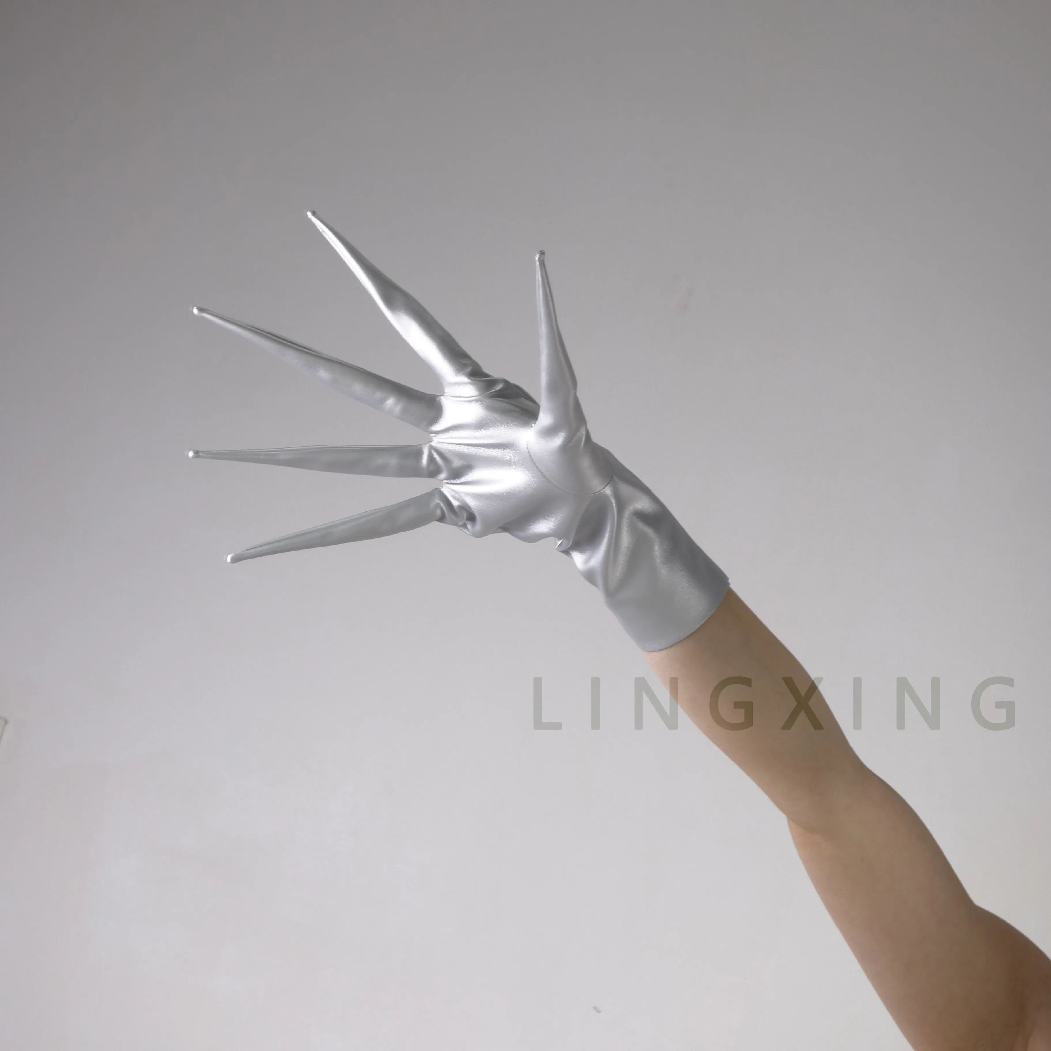 35 cm 14 Zoll spitze Fingerhandschuhe aus patentiertem Kunstleder PU mit langen Spikes an den Schultern, Armwärmer, glänzend schwarz, Pfoten-Drachenknöchel-Design – Detail 35