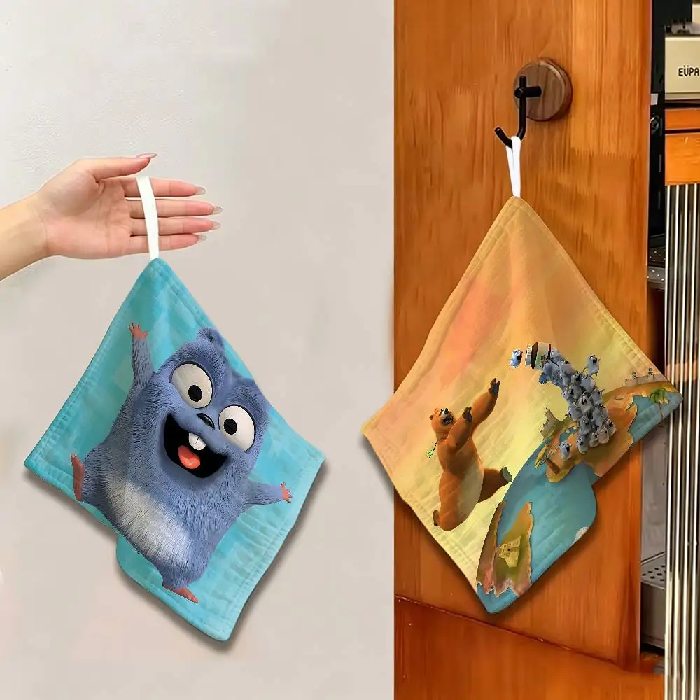 Grizzly And Lemmings Hanging Kitchen Towel, Polyester Cotton Material, Multipurpose Hand Wiping Towel for Family