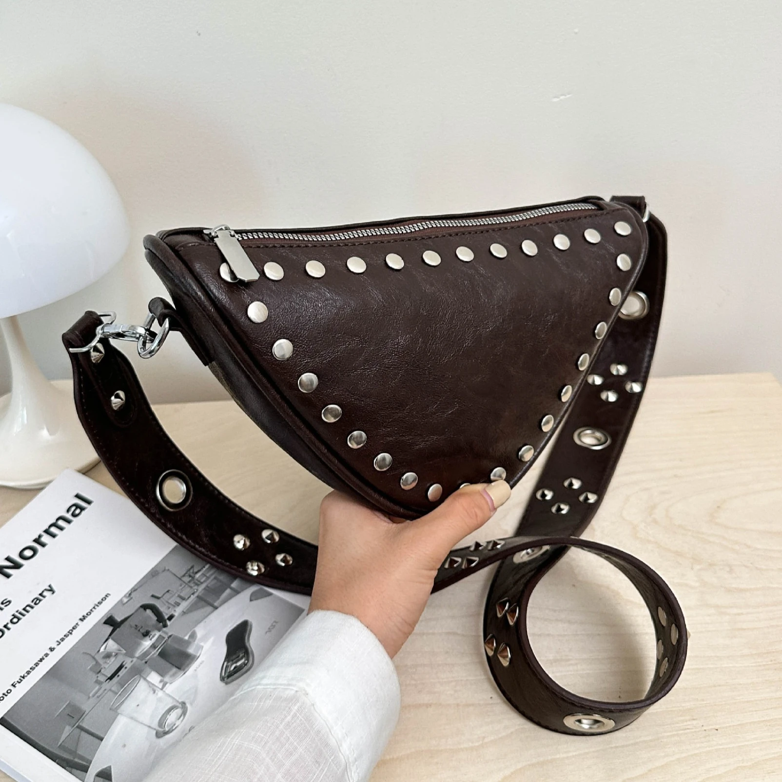 Vintage studs Triangle Shoulder Bag for Women PU Leather rivet Wide straps Female Crossbody Bag Personality design handbag bolsa