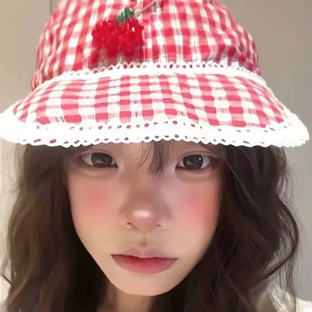 Protezione solare creativa Cherry Pin Cap Cotton Sweet Red Plaid Hat Peaked Cute Lace Berretto da baseball per ragazze