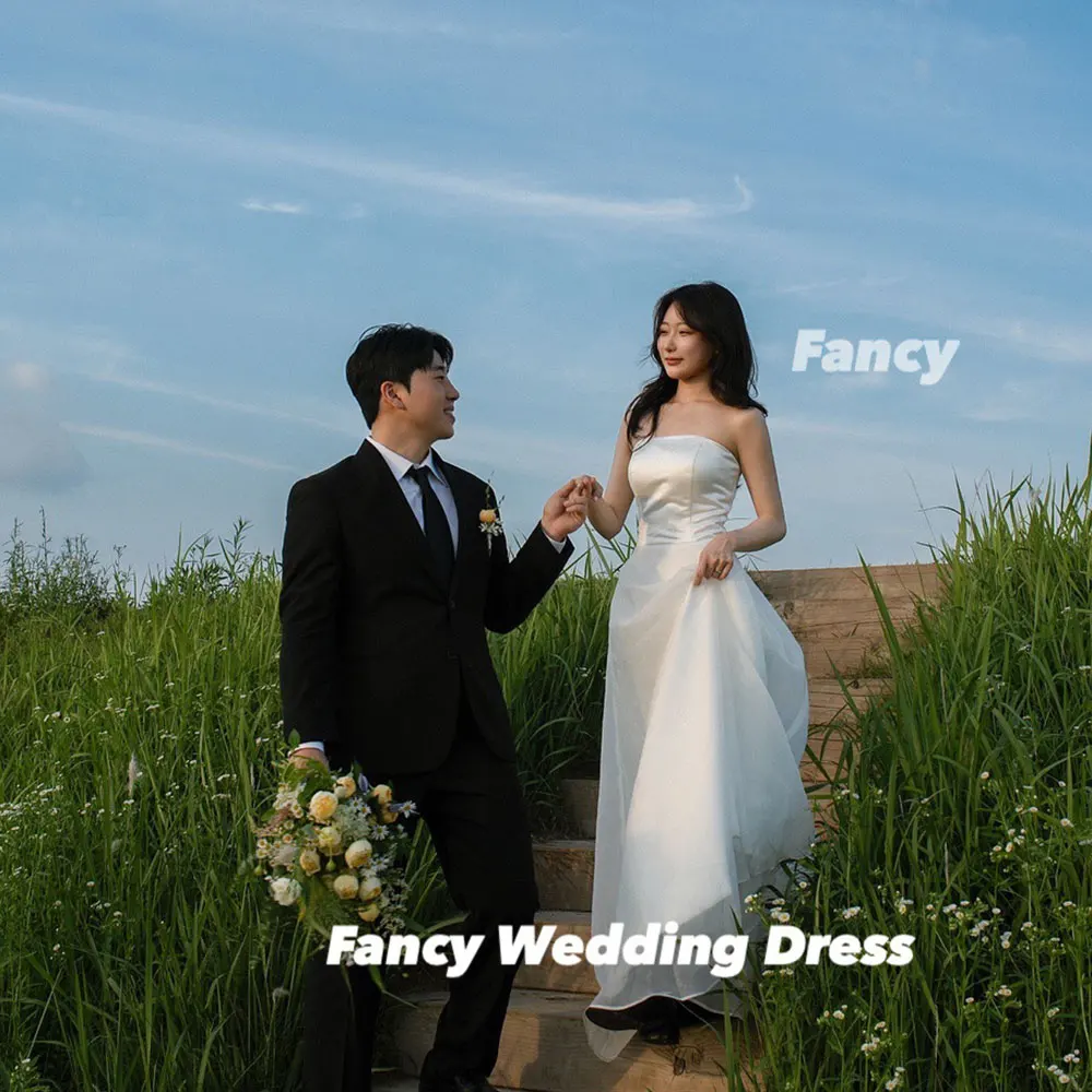 

Необычное простое свадебное платье из атласа и органзы, корейское свадебное платье трапециевидной формы без бретелек, корсет сзади без рукавов по индивидуальному заказу