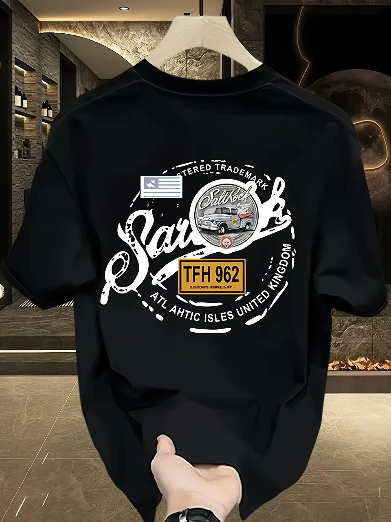 Czarna koszulka zespołu idealna na koncerty, możliwość prania w pralce, na każdą porę roku, luźny krój, stylowy retro design, ikoniczna muzyka.