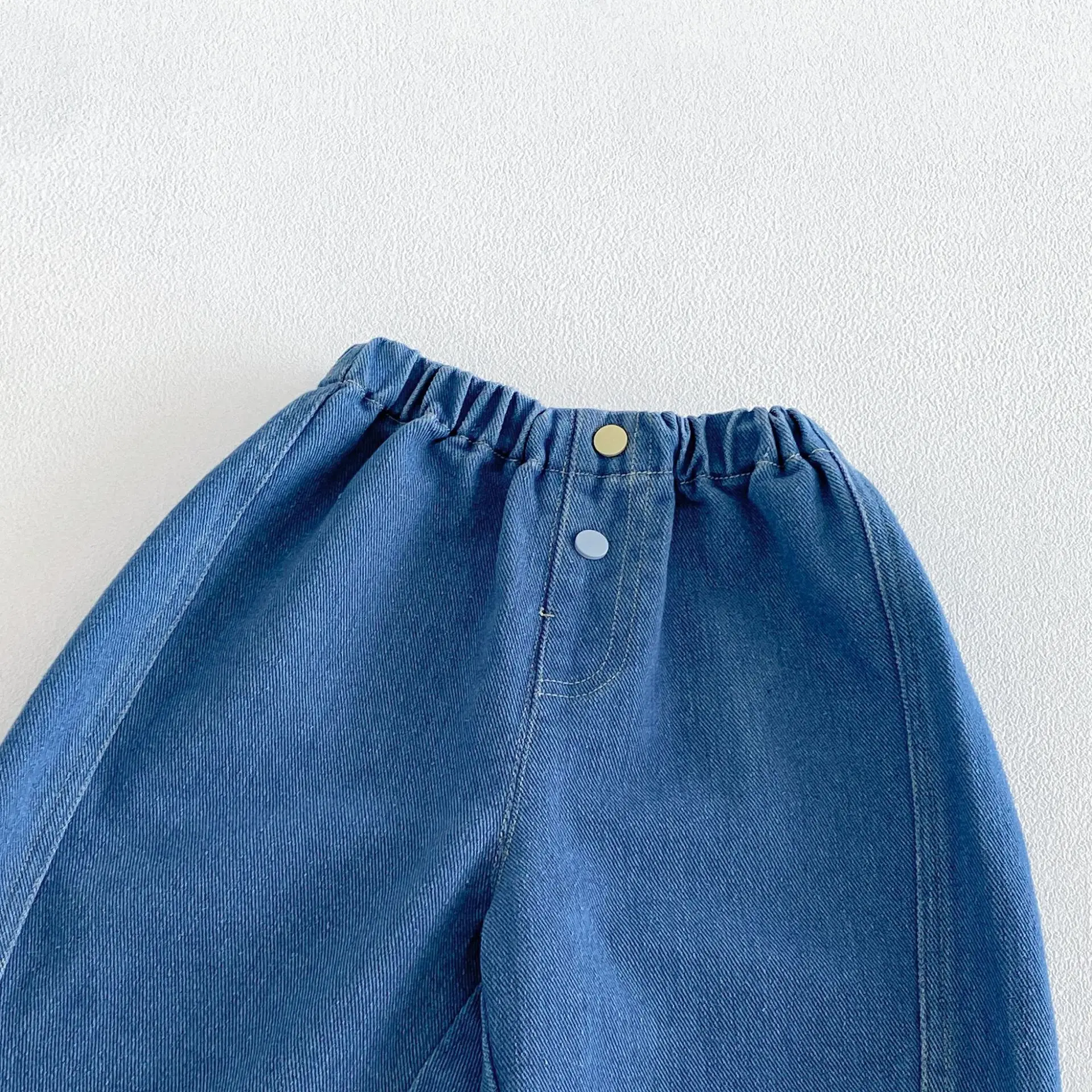 2026 Herbst Kinderhosen Einfarbige Mädchen-Jeanshosen Schlichter Stil Herbst-Jeans für Jungen Weiche Haremshosen – Detail 11