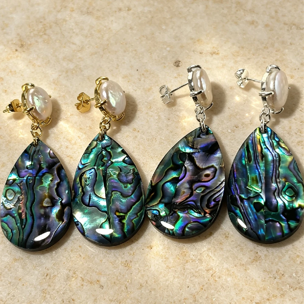 pingentes-iridescentes-em-forma-de-gota-de-abalone-com-perola-barroca-envolta-em-ouro-artesanais-e2r668