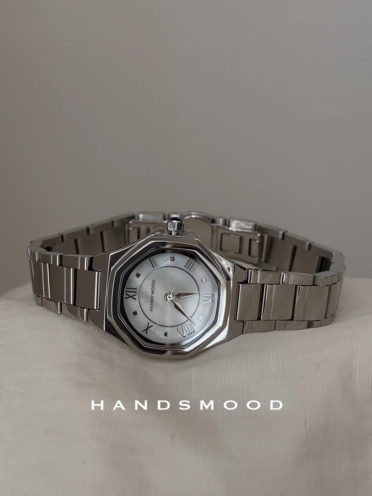 New polygonalnaturalsimpleexquisiteand versatile women's quartz watch fashionable quartz wristwatch; elegant women's wristwatch.