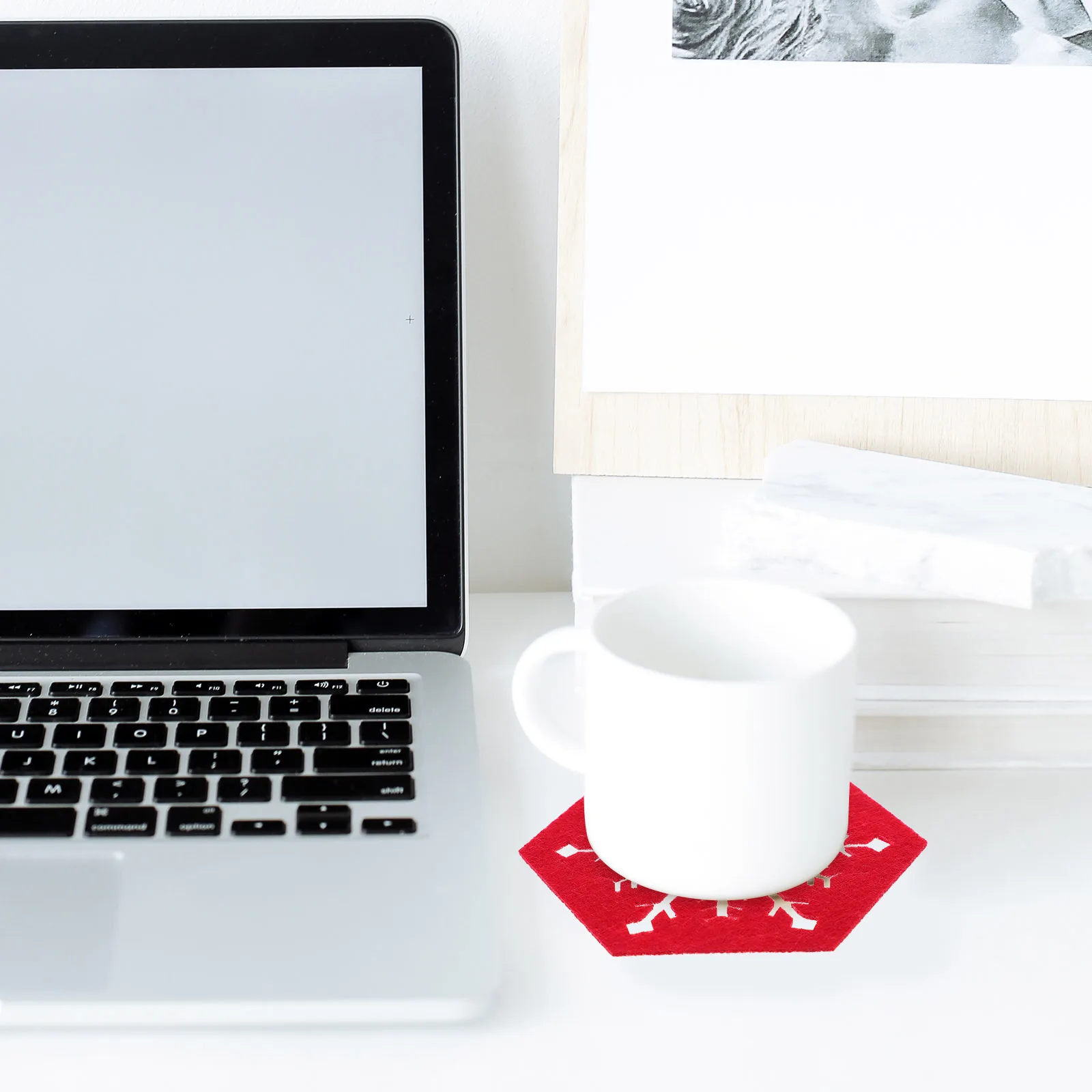 

4Pcs Christmas Hexagon Placemats Snowflake Pattern Heat Resistant Cup Mats Table Decoration Party Supplies Place Mat