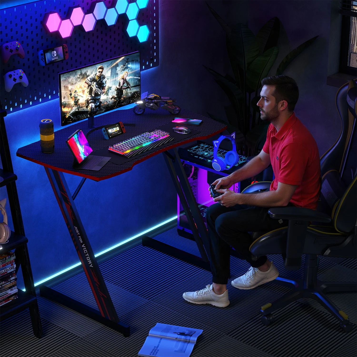 مكتب ألعاب مقاس 35 بوصة، مكتب كمبيوتر بسطح من ألياف الكربون على شكل Z، طاولة محطة عمل مريحة مع خطاف سماعة الرأس للمكتب المنزلي