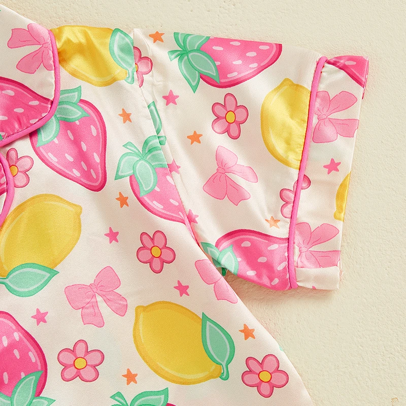 طقم بيجامات صيفي للفتيات الصغيرات مع فيونكة وطبعة فواكه وأكمام قصيرة وأزرار سفلية مع شورت ملابس نوم من الساتان