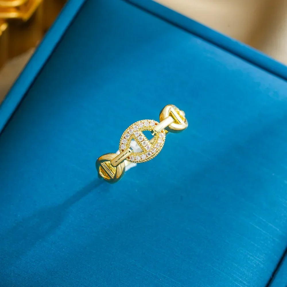 خاتم أنف خنزير مطلي بالذهب والزركون النحاسي 9527A مع تصميم شخصي وحلقة مفتوحة