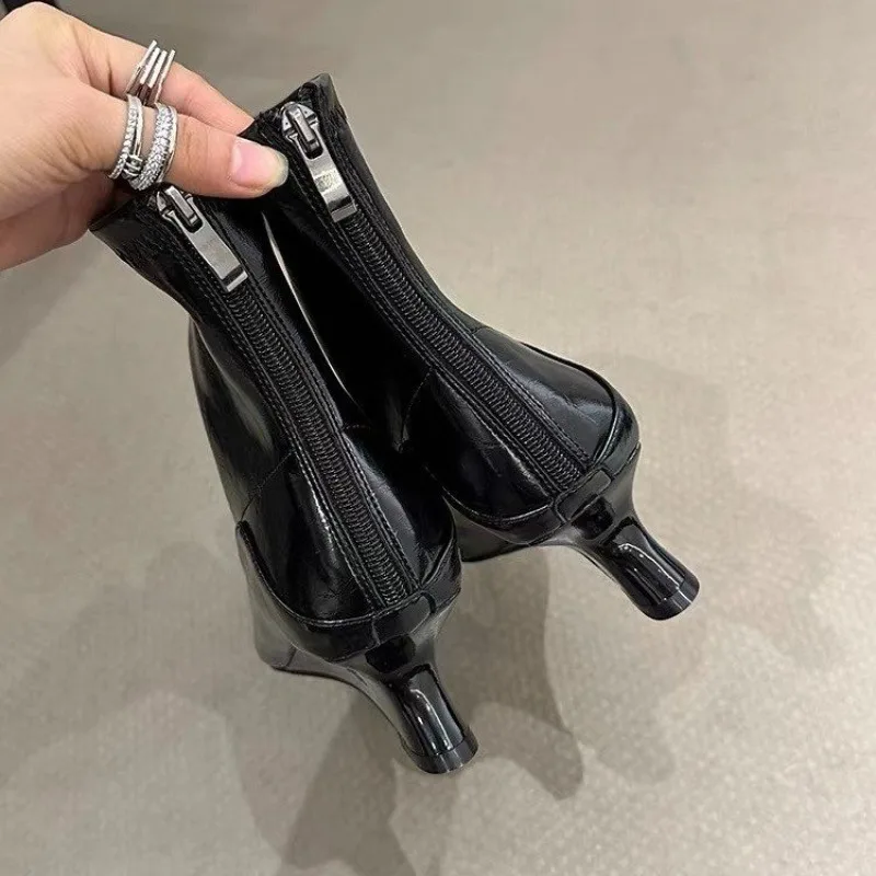 الفرنسية المتخصصة تصميم نحيل الأحذية النسائية أشار تو الجوارب 2025 جديد كتلة كعب قصير الساق موضة أحذية عالية الكعب