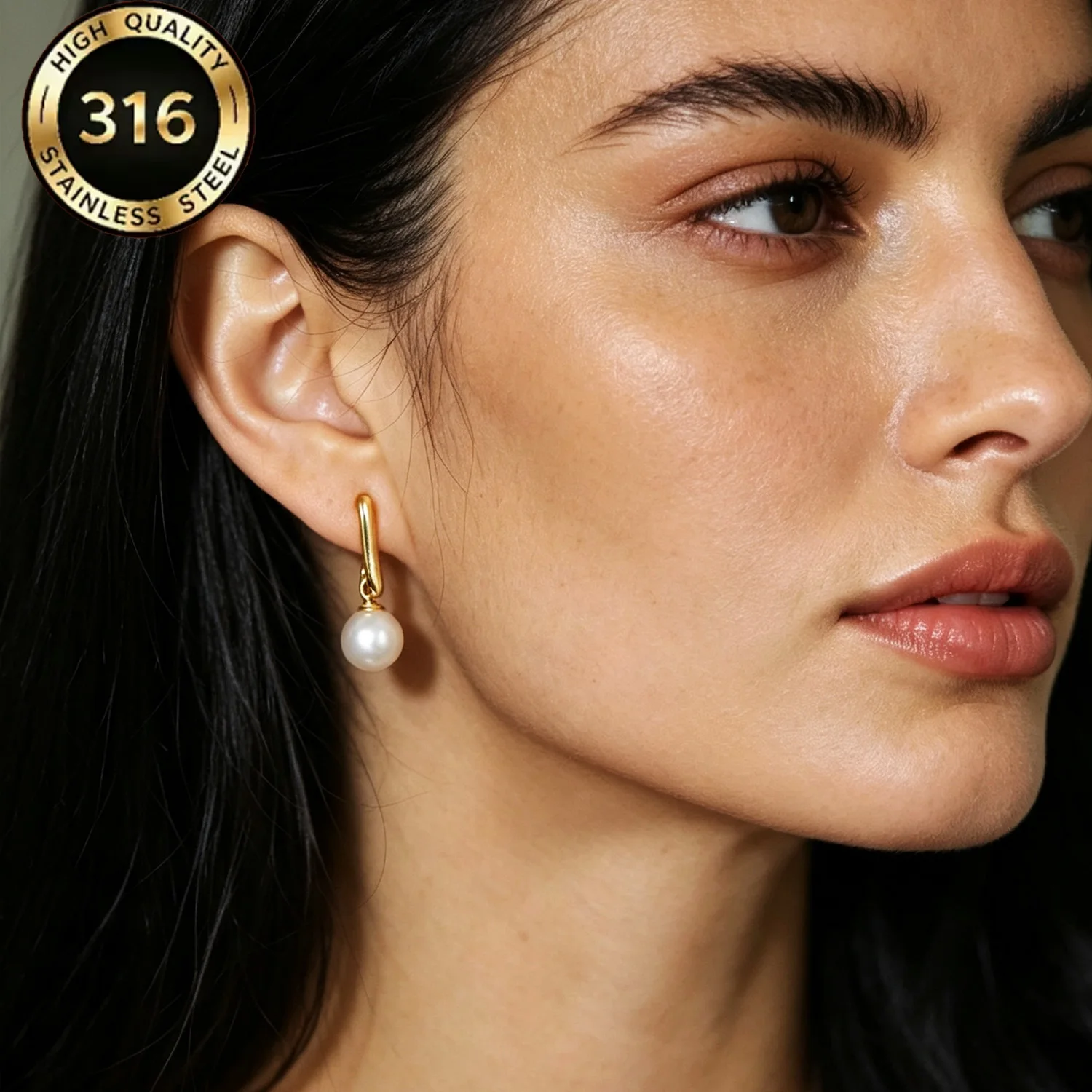Elegante Edelstahl-Ohrringe mit 18K Gold-Beschichtung und Kunstperlen, schlichte, stilvolle Ohrstecker für Frauen als Alltagsaccessoire.