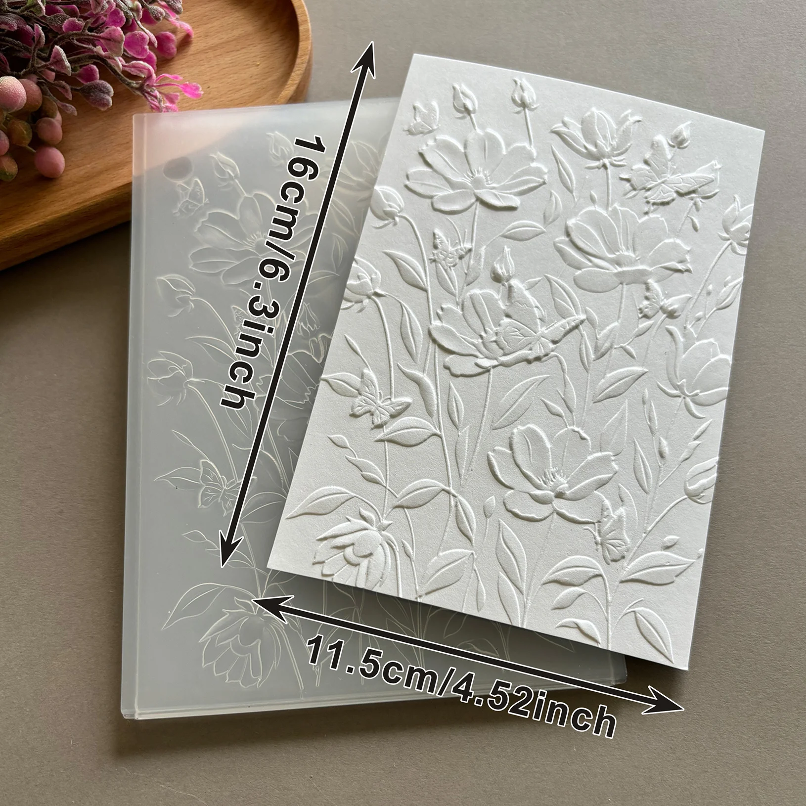 Diseña una carpeta en relieve 3D títida 'La belleza del alivio: reproducción artística de flores y la naturaleza', hecha de plástico duradero,