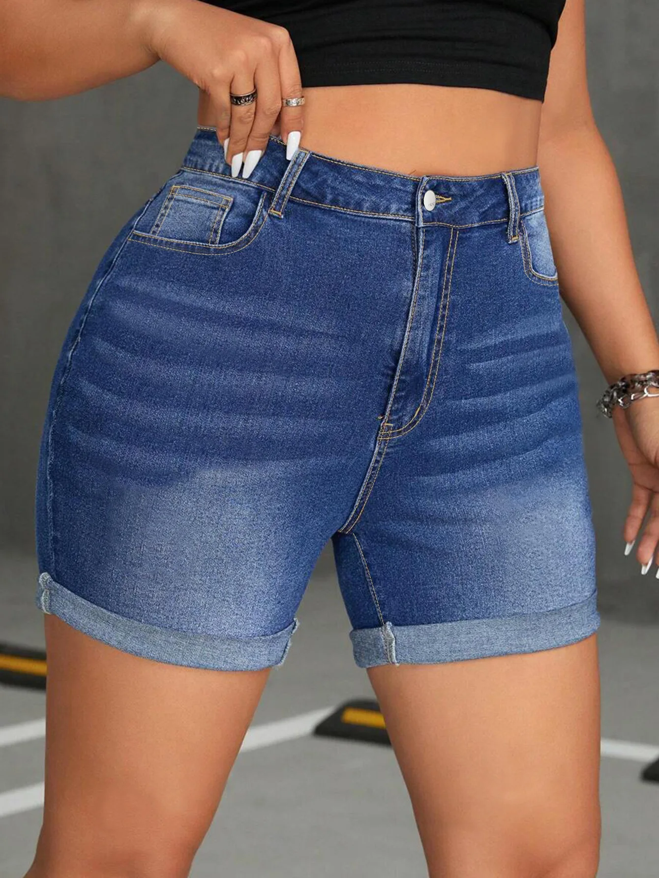 กางเกงยีนส์ขาสั้นผู้หญิงไซส์ใหญ่ เอวสูง ยืดได้ ทันสมัย สบายๆ และใส่สบาย กางเกงยีนส์ขาสั้นแบบพับขอบสำหรับฤดูร้อน