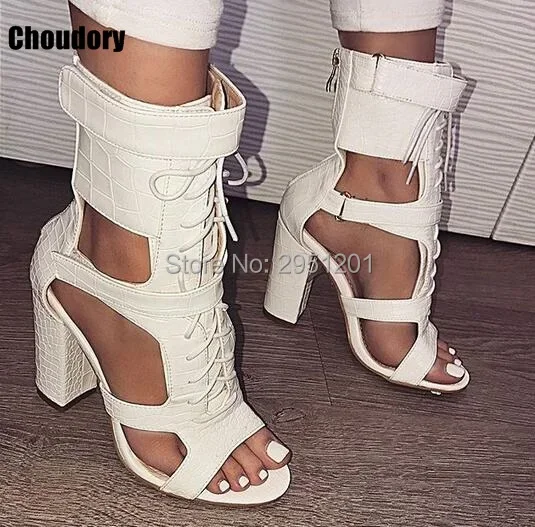 最新のセクシーな革の女性オープントゥセクシーなレースアップサンダルハイヒール夏の女性のカットアウト厚いヒールパンプス靴女性
