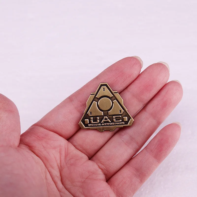 ドゥームゲーム周辺バッジユナイテッド航空ゲームアイコンブローチ三角形金属ピンファッションジュエリー衣類飾り少年ギフト
