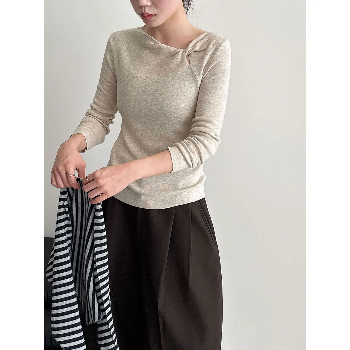 UMI MAO الكورية نمط الصوف الأعلى غير النظامية تويست تصميم فريد المتخصصة محبوك سترة الخريف جديد كم طويل بلايز فام