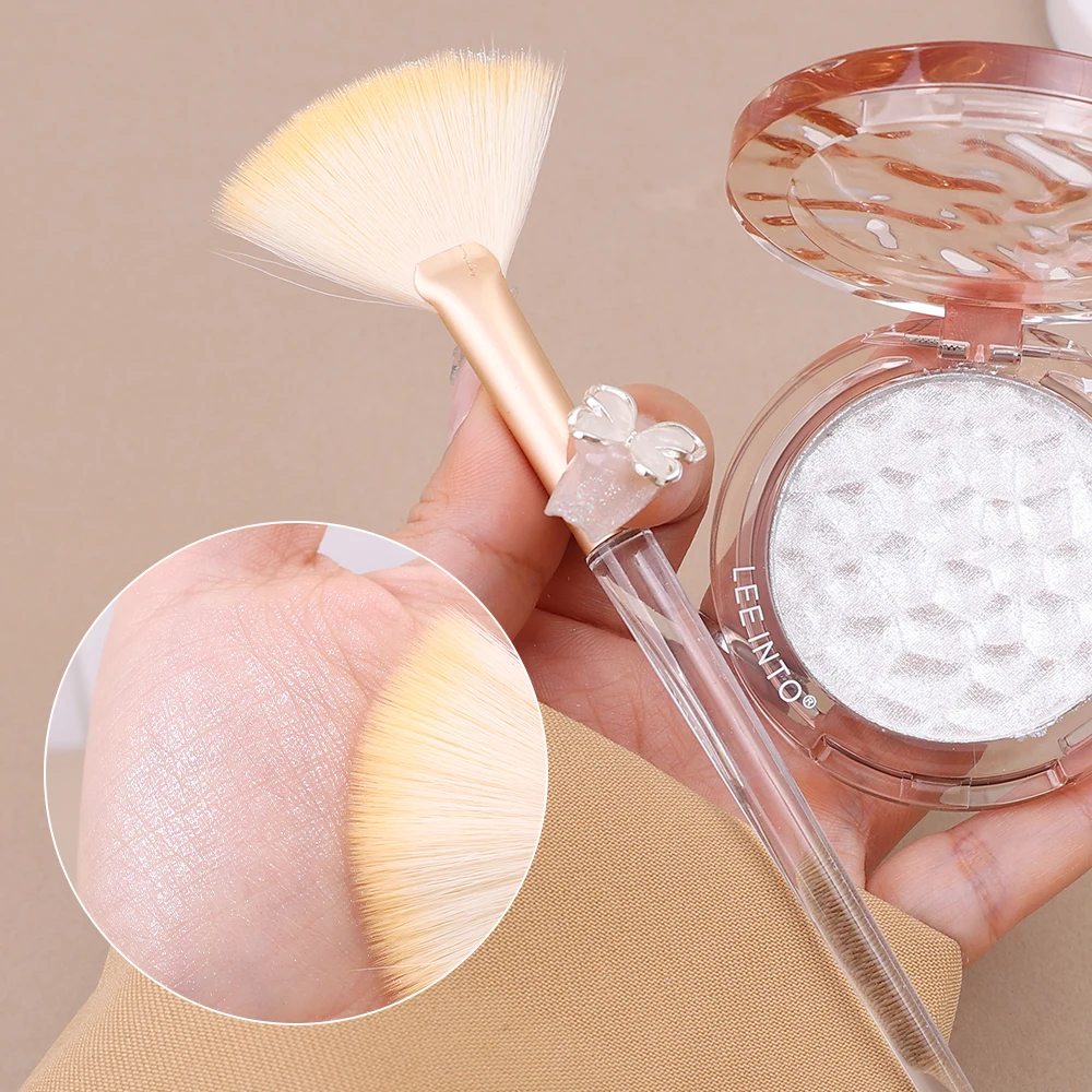 Professional Powder Blush Brush Transparent Rod Fan -shaped Residual Brushes Soft Hair Highlighter Face Beauty Make Up Tools