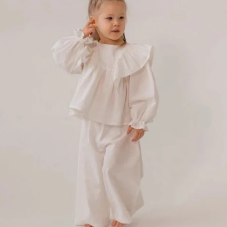 

Костюм для девочек, осень 2022, новая детская одежда, корейский стиль, льняная рубашка с воланами для девочек, брюки, два комплекта повседневного повседневного использования