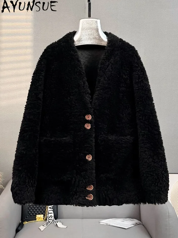 سترة نسائية من الصوف الطبيعي 100% من AYUNSUE 2025 سترة جديدة من فرو الضأن برقبة على شكل حرف v ملابس نسائية أنيقة جديدة في ملابس خارجية Ropa Para Mujer