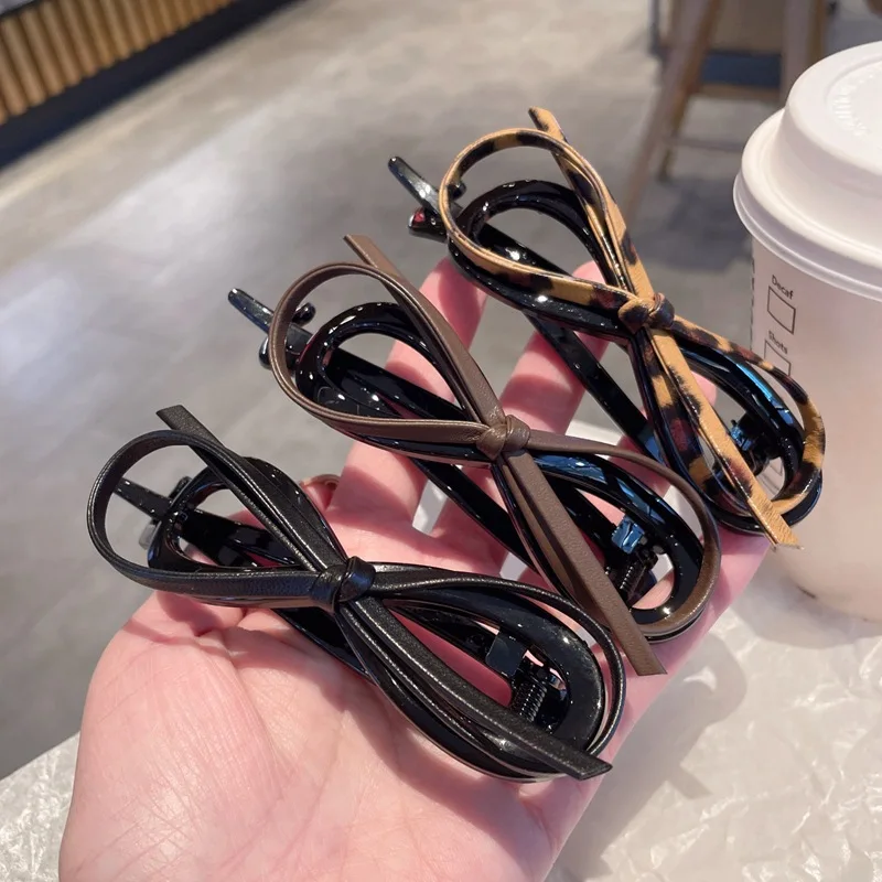 Novos Clips de Cabelo Coreanos Elegantes com Laço de Couro Artificial para Mulheres e Meninas, Acessórios de Cabelo Vintage
