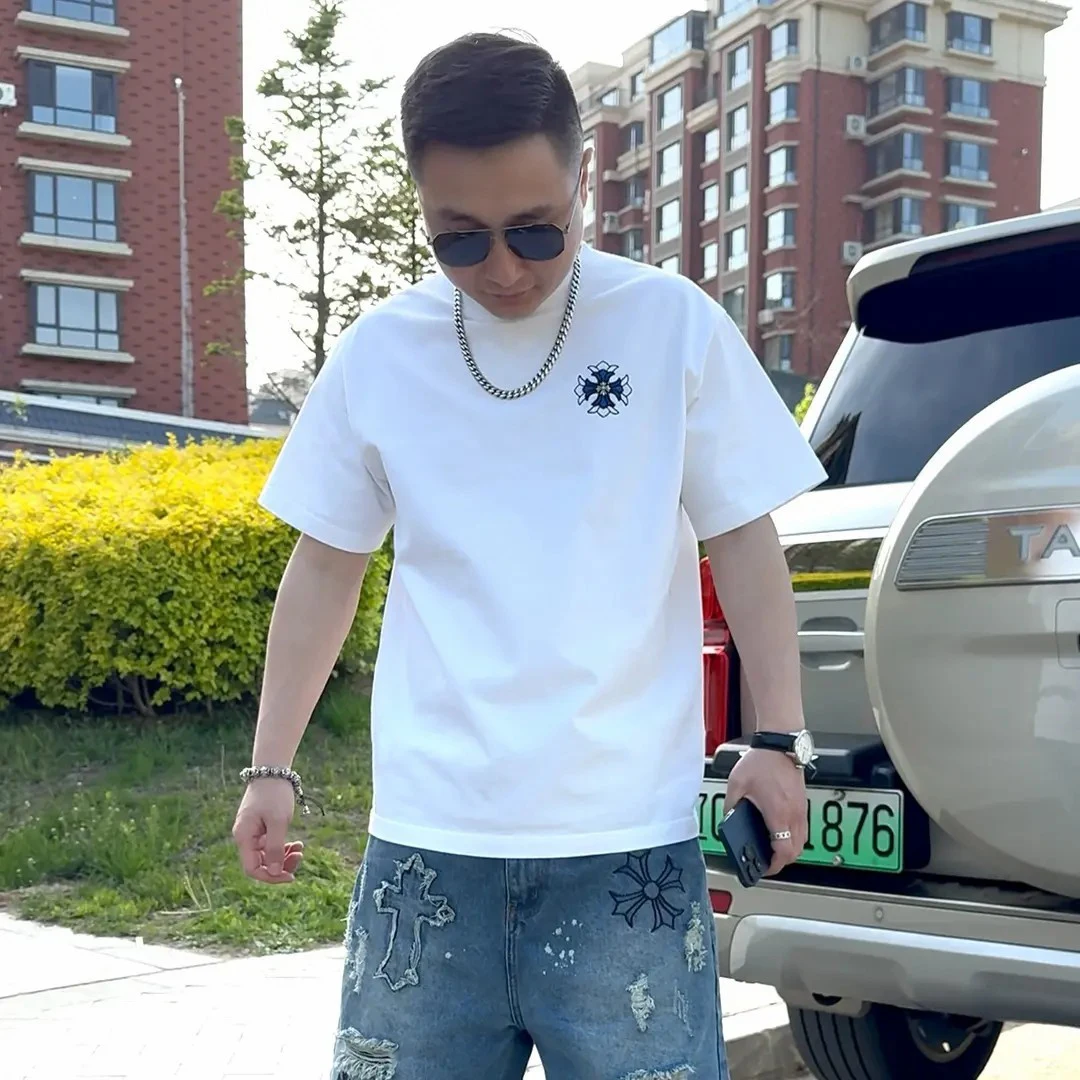 

Summer 2025 Men's Loose Fit Metal Embroidery ort Sve T-irt Faionable Urban Sle Antibacterial f Sve Body irt